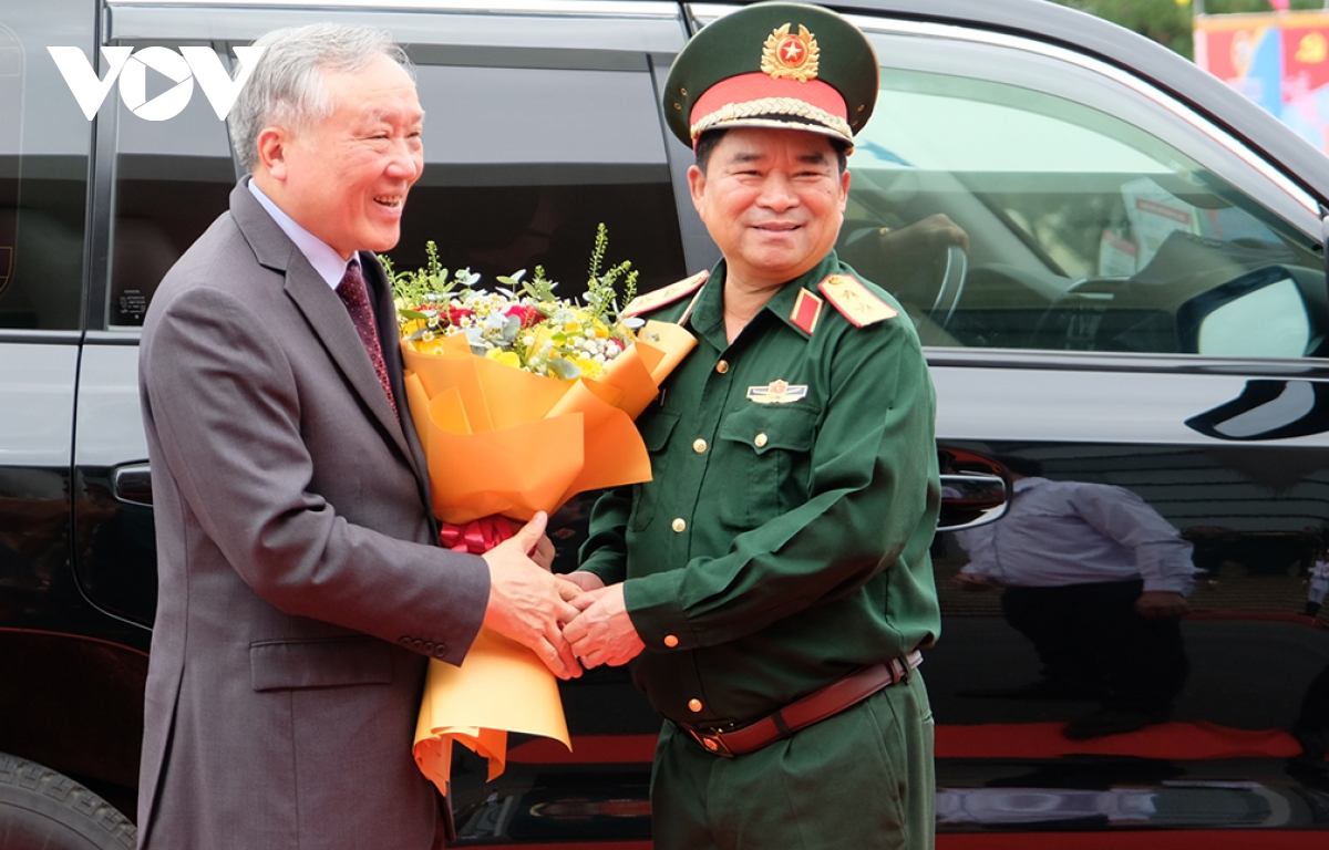 Phó Thủ tướng Thường trực Chính phủ Nguyễn Hòa Bình thăm, chúc Tết Quân khu 5